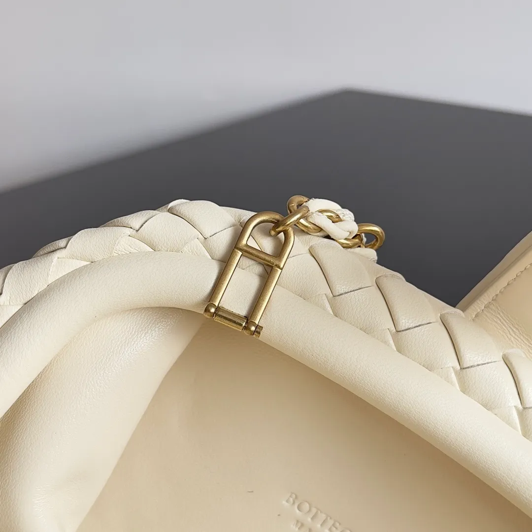 Batch 1880 BOTTEGA VENETA LAUREN 1980 small clutch bag is new! The small size that many people squat on is finally here. The self-adjustable zipper is a highlight of this bag. After being removed, it can be used as a handbag for important occasions. One bag unlocks two carrying methods at the same time. It is practical and has a unique sense of structure and beautiful lines. It is more elegant than a small cloud. It is a tribute to the classics and the pursuit of modernity. Style number: 804038 Size: 27*15*8cm